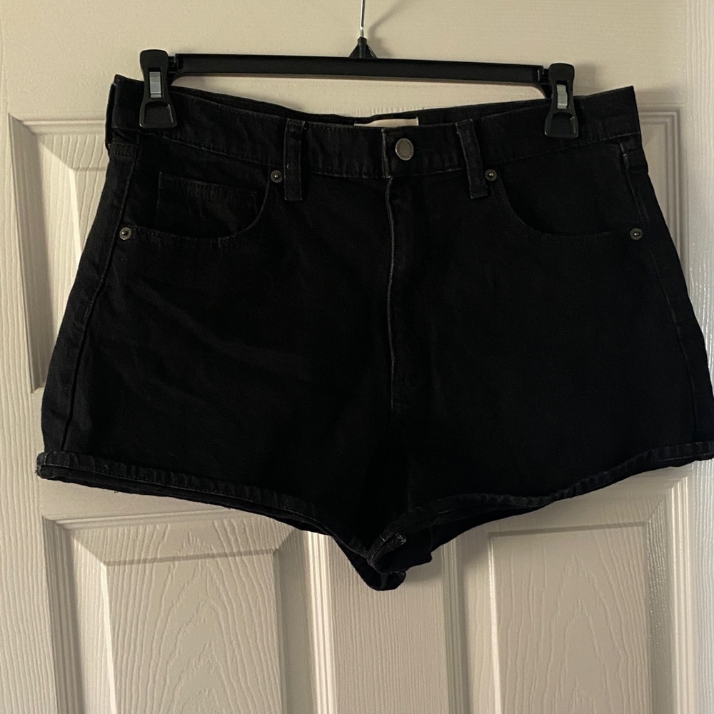 Universal Thread Women’s High Waist Black Shorts